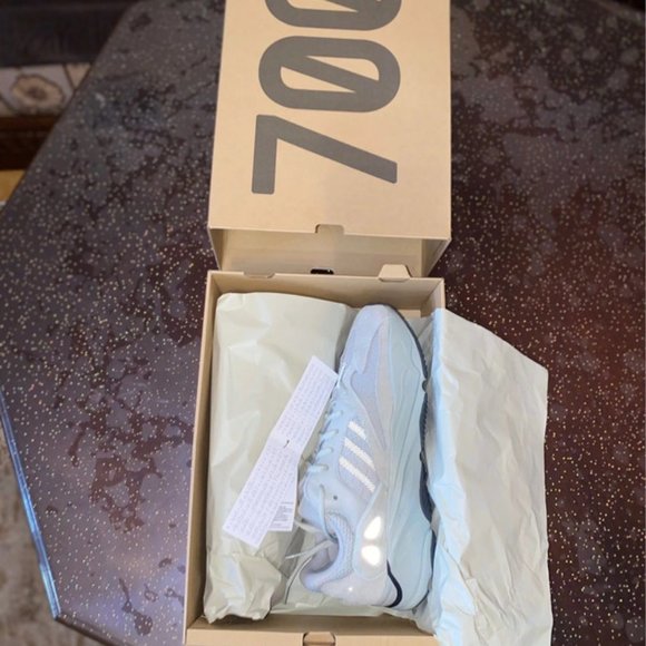 Yeezy boost 700 \